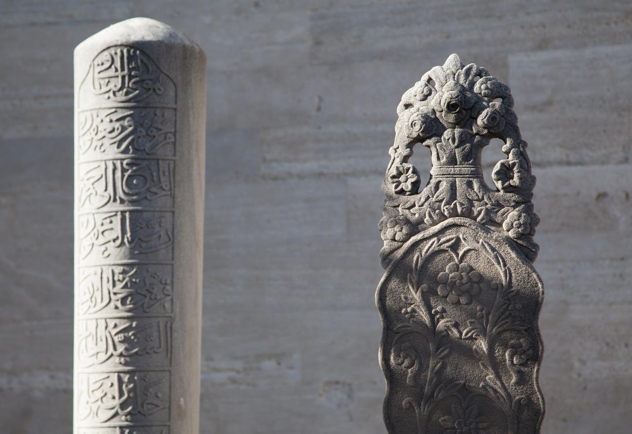 Carved Ottoman-era gravestones in cemetery Of The Suleymaniye Mosque, featuring meticulously rendered floral motifs alongside traditional calligraphic inscriptions, Istanbul, Türkiye. (Adobe Stock Photo)