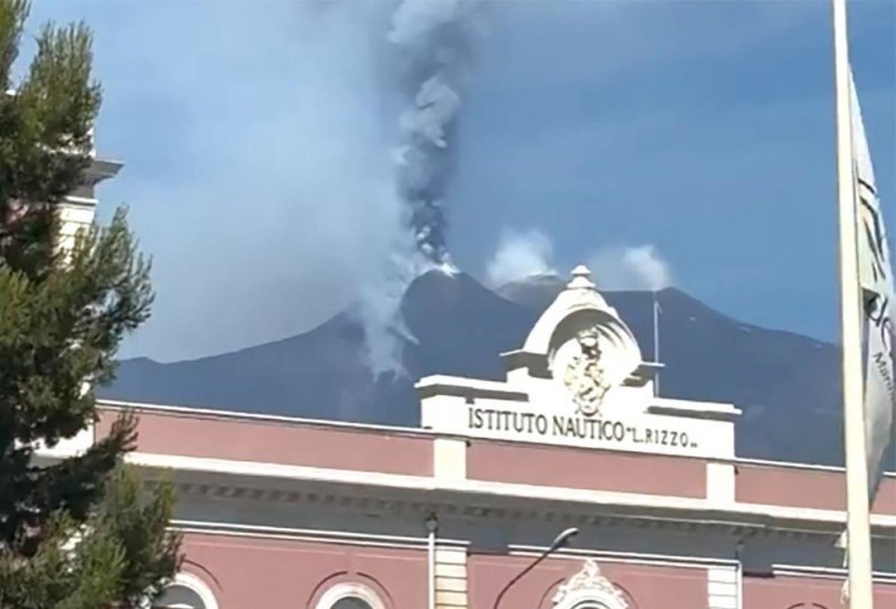 Italian authorities issued a red aviation alert after the eruption. (Screenshot/News.az)