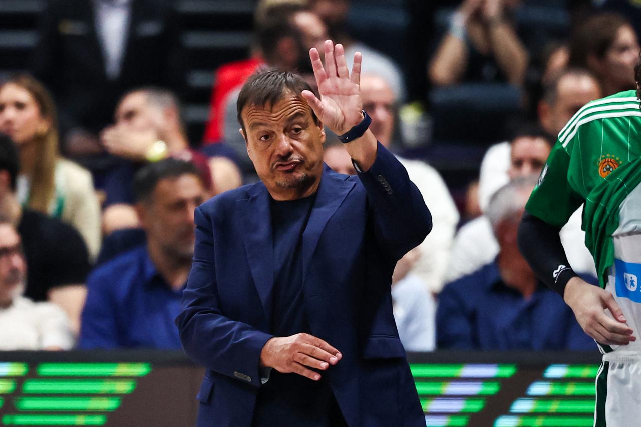 Panathinaikos Athens Turkish head coach Ergin Ataman gives instruction to his players during the Euroleague Basketball semi-final match between Fenerbahce Beko Istanbul and Panathinaikos Aktor Athens at Etihad Arena in Abu Dhabi on May 23, 2025. (AFP Photo)