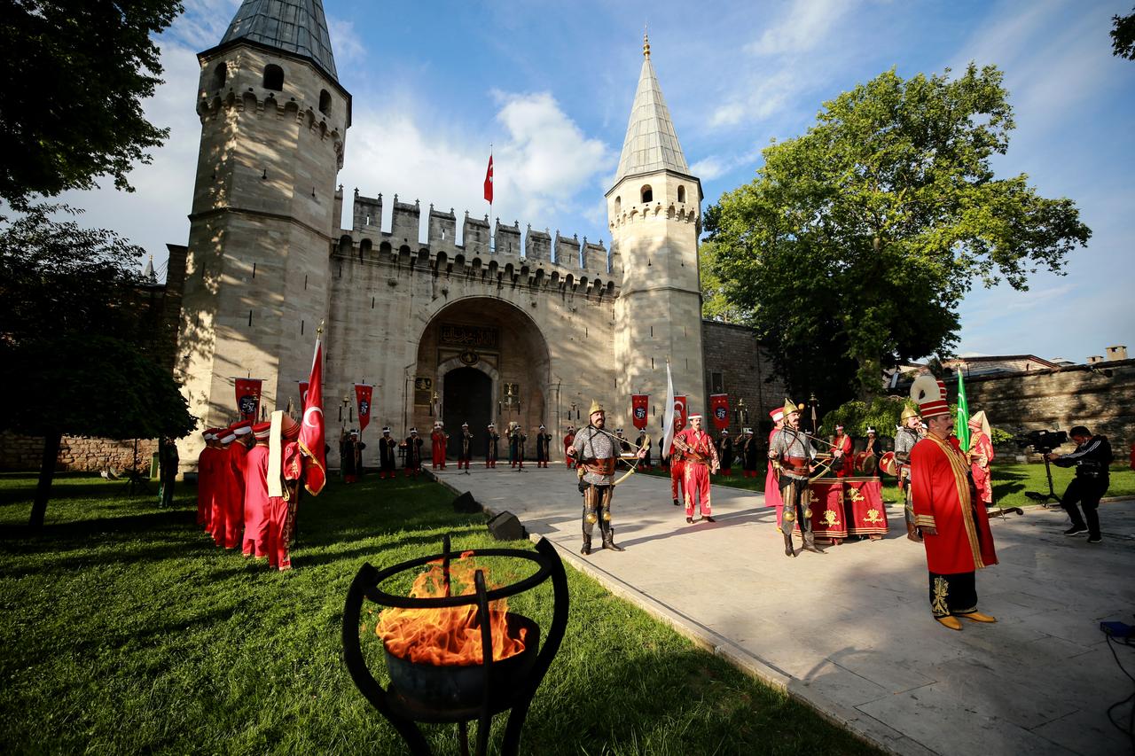 National Defense Ministry Mehteran Union gives a concert during the celebration of the 567th anniversary of Istanbuls conquest in front of Topkapi Palace in Istanbul, Türkiye, May 29, 2020. (AA Photo)