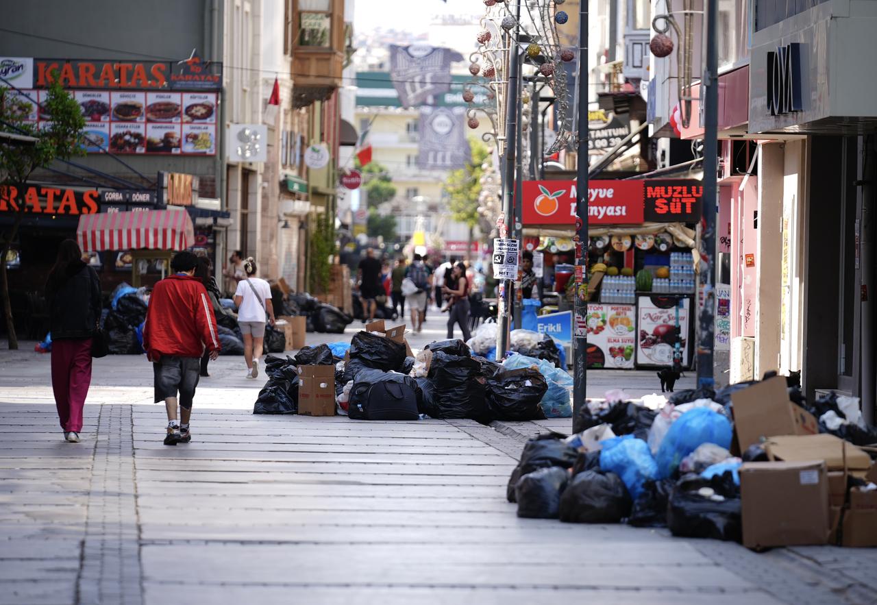 Due to the strike that began at the Izmir Metropolitan Municipality, piles of garbage have accumulated in various parts of the city where the municipality is responsible for waste collection, Izmir, Türkiye, June 1, 2025. (AA Photo)