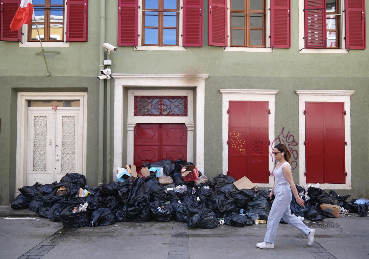 Due to the strike that began at the Izmir Metropolitan Municipality, piles of garbage have accumulated in various parts of the city where the municipality is responsible for waste collection, Izmir, Türkiye, June 1, 2025. (AA Photo)