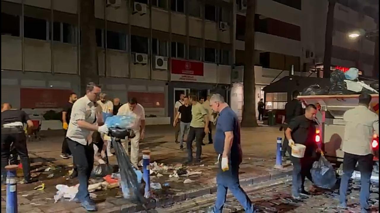 As garbage piled up in the Alsancak area due to the strike of over 23,000 workers from Izmir Metropolitan Municipality, causing discomfort to residents and shopkeepers, Izmir Metropolitan Mayor Cemil Tugay put on gloves and, together with non-striking workers, loaded trash onto a truck, Türkiye, June 1, 2025. (IHA Photo)