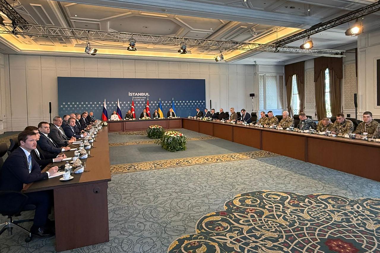 This handout photograph taken and released by Ukrainian Defence Ministry on June 2, 2025 shows members of Ukrainian (R) and Russian (L) delegations attending a meeting at the Turkish Presidential office Dolmabahce in Istanbul. (Photo by Handout / Ukrainian Defence Ministry / AFP) / RESTRICTED TO EDITORIAL USE - MANDATORY CREDIT  AFP PHOTO / UKRAINIAN DEFENCE MINISTRY  - NO MARKETING NO ADVERTISING CAMPAIGNS - DISTRIBUTED AS A SERVICE TO CLIENTS
