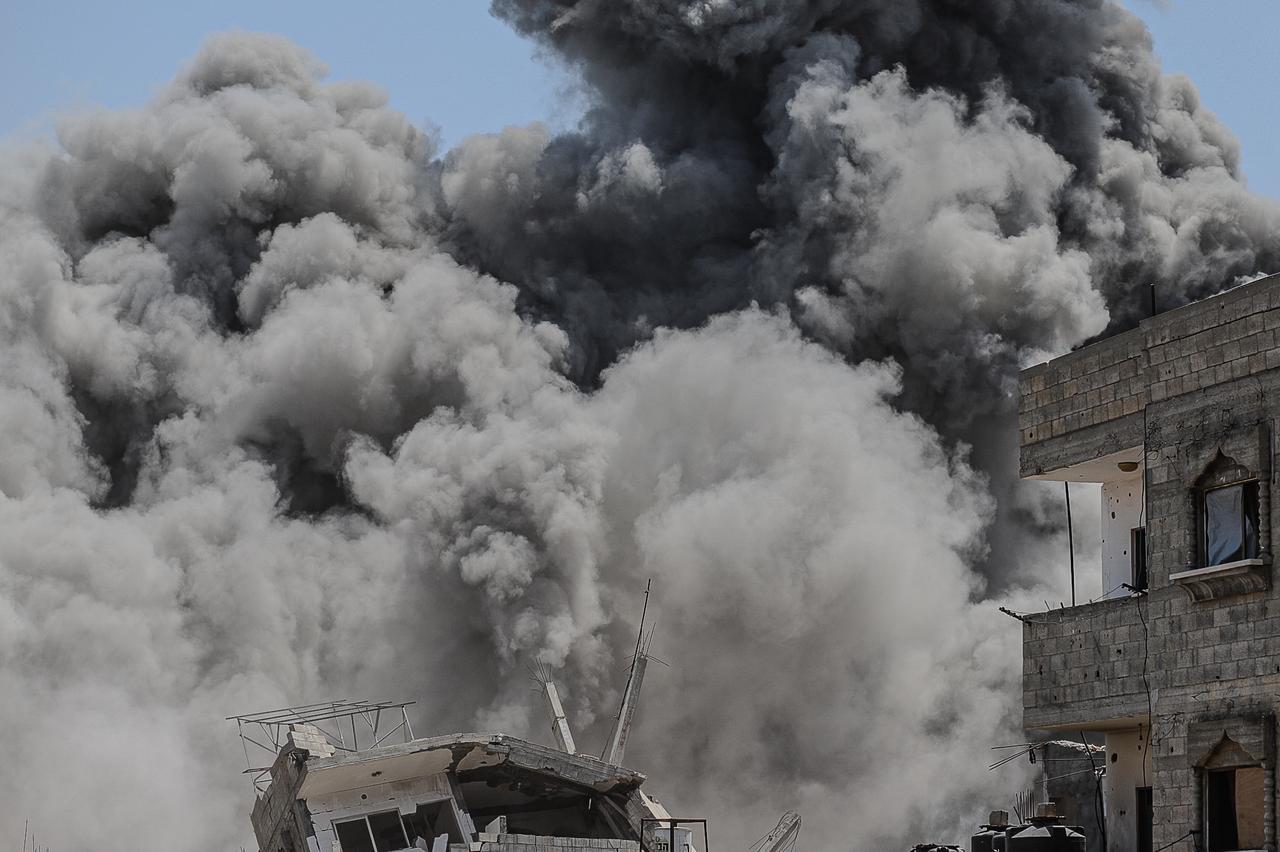 GAZA CITY, GAZA - JUNE 1: Black smoke rises from among the residential area after the Israeli attack on a house in Sheikh Radwan neighborhood in Gaza City, Gaza on June 1, 2025. ( Ramez Habboub - Anadolu Agency )