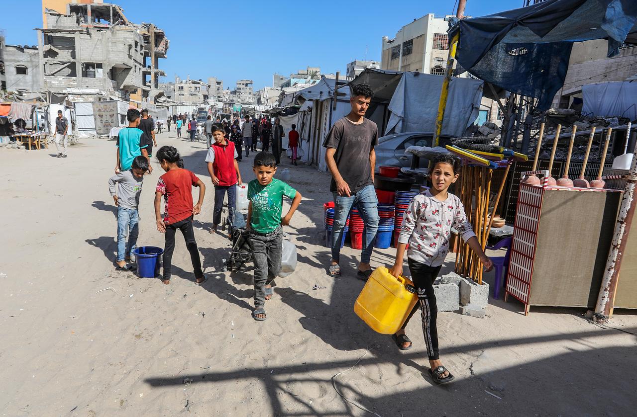 KHAN YUNIS, GAZA - JUNE 2: Palestinians in Khan Yunis city, south of Gaza City, carry jerry cans filled with water distributed by a water tanker, in Khan Yunis, Gaza on June 2, 2025. Palestinians are facing difficulties in accessing water due to the ongoing Israeli attacks on the Gaza Strip and the closure of the borders. ( Abed Rahim Khatib - Anadolu Agency )