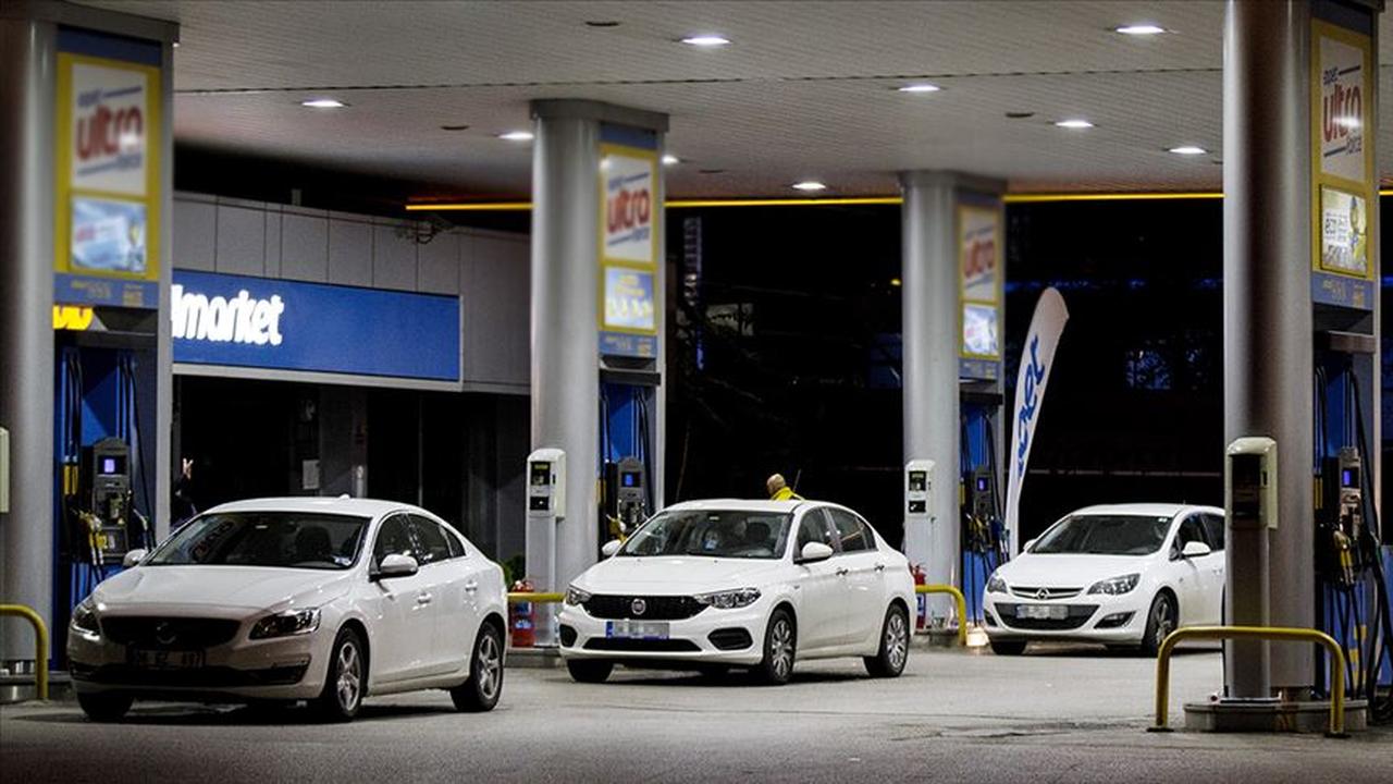 File photo shows drivers queue at a gas station in Istanbul, Türkiye, accessed on June 20, 2025. (AA Photo)