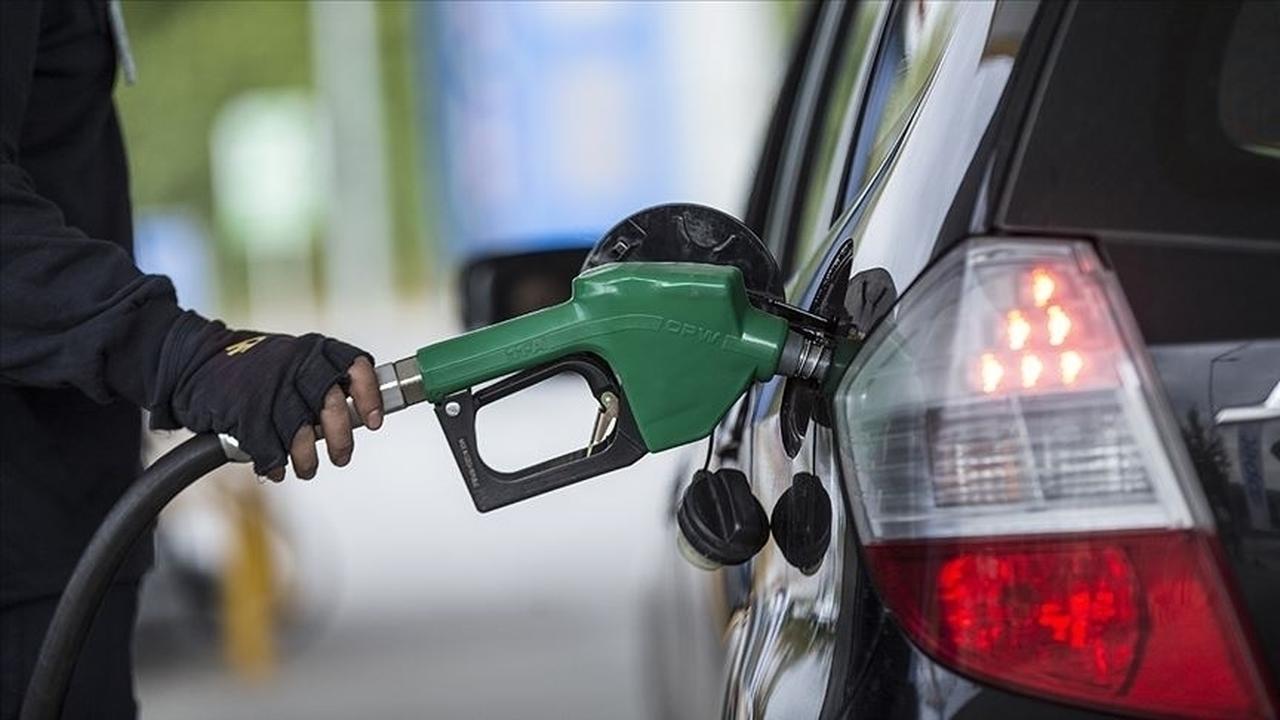 A motorist refuels a vehicle at a petrol station in Türkiye, accessed on June 20, 2025. (AA Photo)