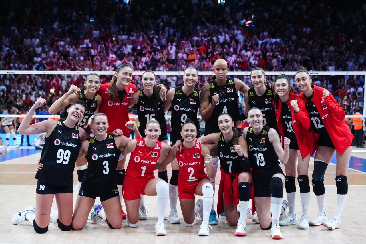 Players of Türkiye celebrate after the FIVB Womens Nations League (VNL) 2nd week volleyball match between Türkiye and Canada at Sinan Erdem Dome in Istanbul, Türkiye on Jun. 19, 2025. (AA Photo)
