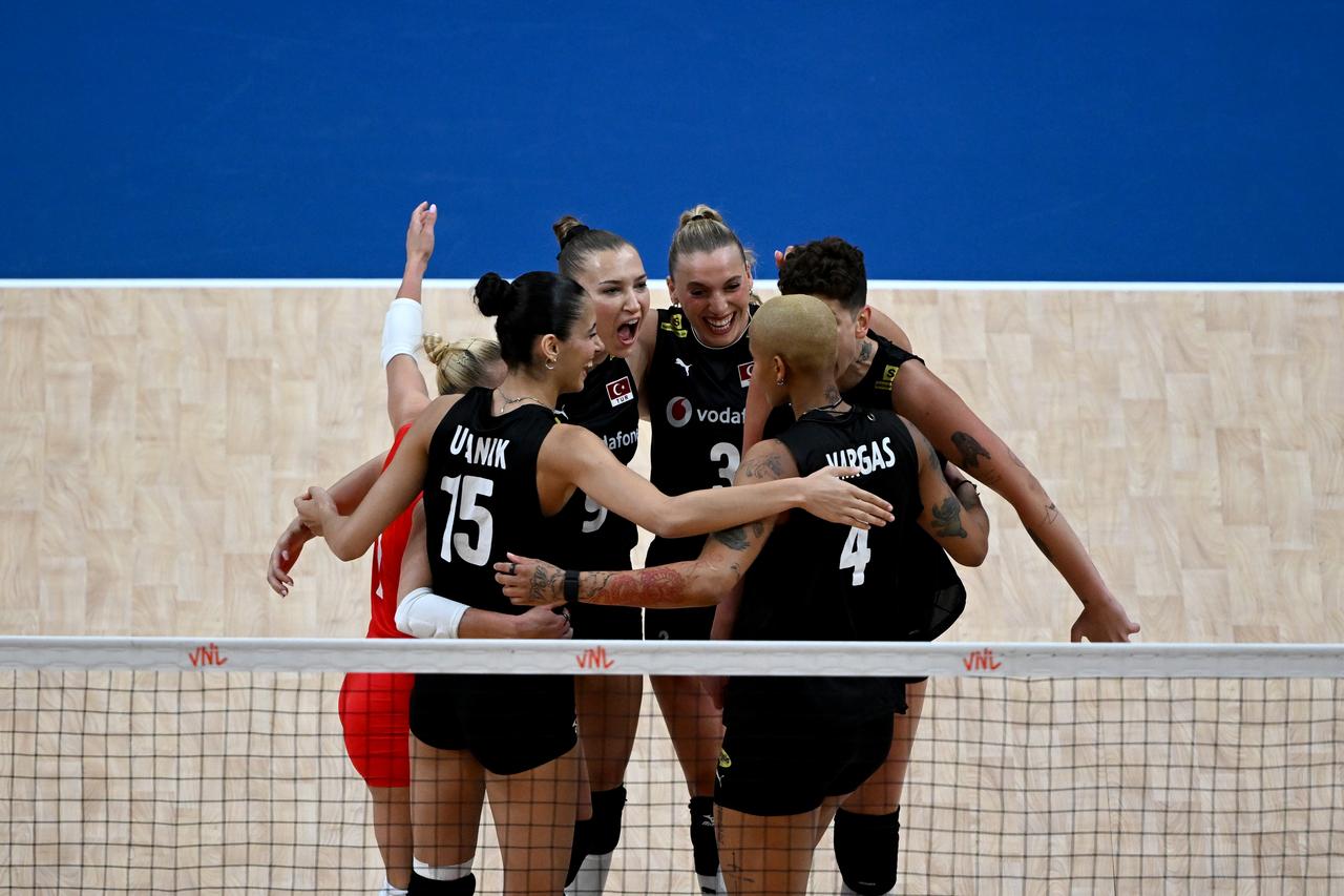 Players of Türkiye celebrate during the FIVB Women's Nations League (VNL) 2nd week volleyball match between Türkiye and Canada at Sinan Erdem Dome in Istanbul, Türkiye on Jun. 19, 2025. (AA Photo)