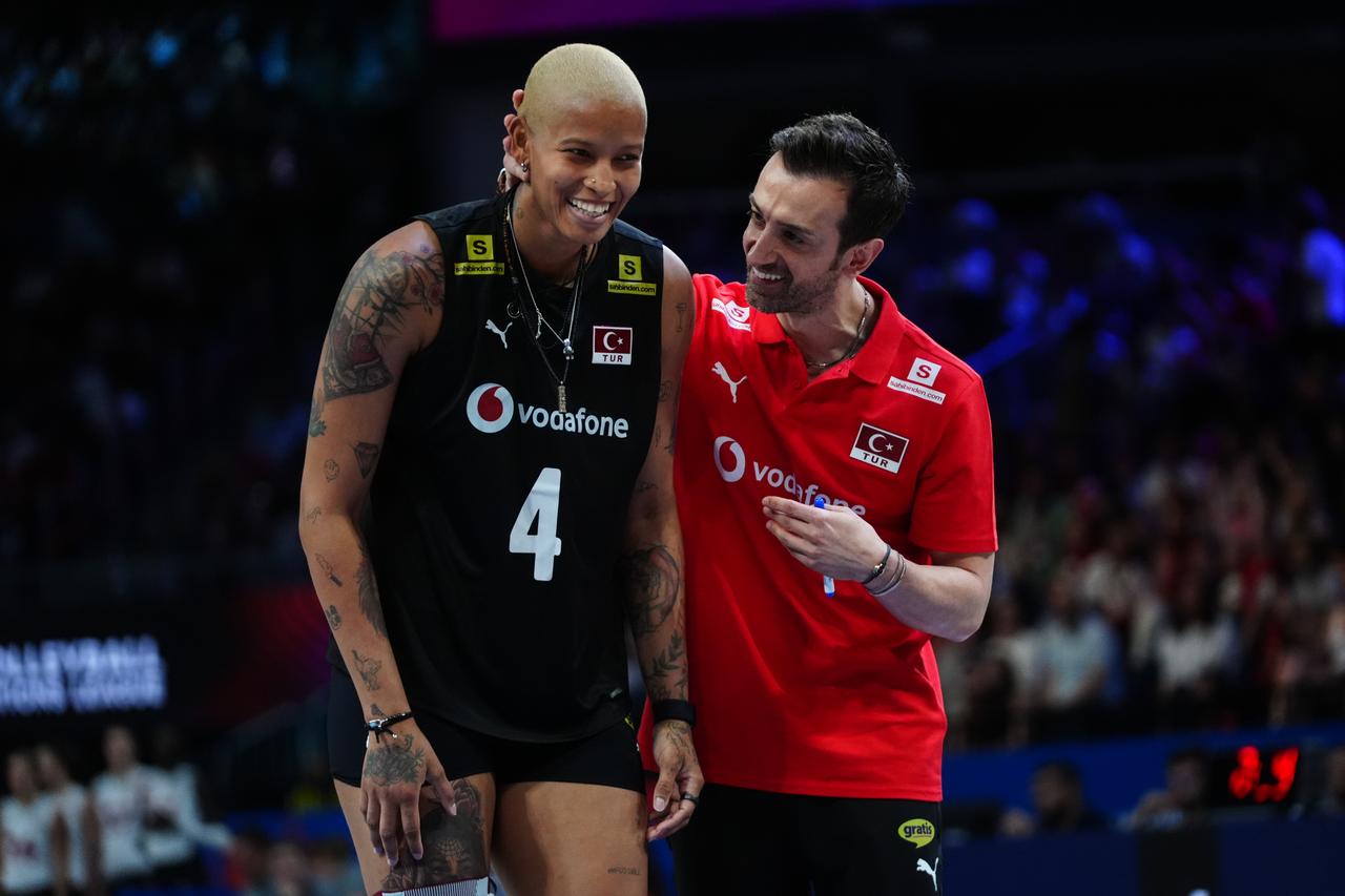Melissa Teresa Vargas (4) and head coach of Daniele Santarelli (R) talk during the FIVB Women's Nations League (VNL) 2nd week volleyball match between Türkiye and Canada at Sinan Erdem Dome in Istanbul, Türkiye on Jun. 19, 2025. (AA Photo)