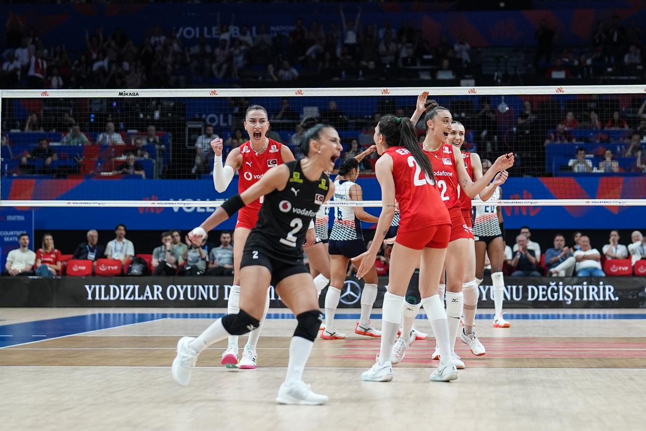 Players of Türkiye celebrate a point during FIVB Women's Volleyball Nations League match between Türkiye and Dominic Republic in Istanbul, Türkiye on Jun. 18, 2025. (AA Photo)