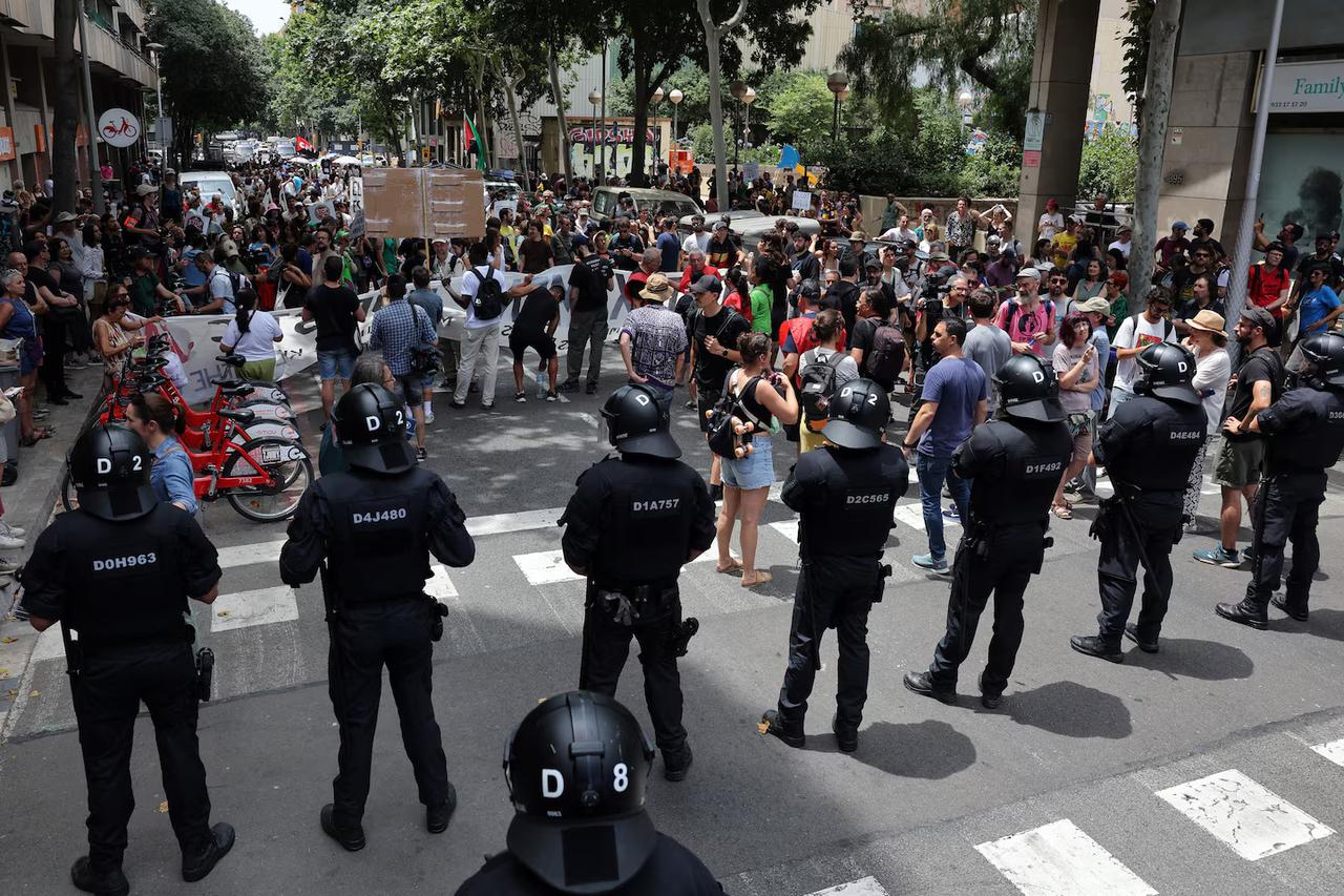 On Sunday, police prevented protesters from moving toward the Sagrada Família basilica, one of the main tourist sites in Barcelona, Spain, Jun. 15, 2025. (AFP Photo)