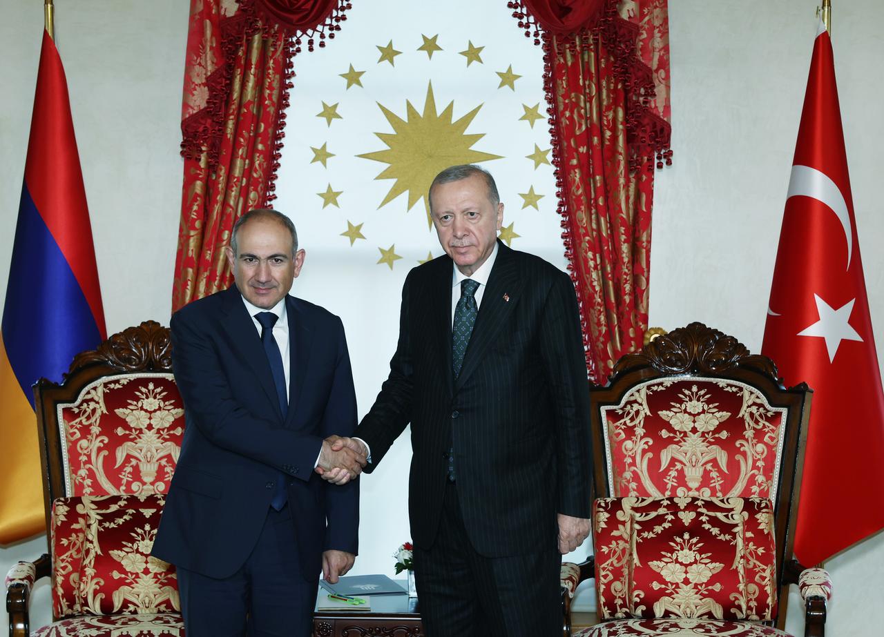 President Recep Tayyip Erdogan (R) receives Armanian Prime Minister Nikol Pashinyan at Dolmabahce Presidential Office in Istanbul, Türkiye on June 20, 2025. (Turkish Presidency / AA Photo)