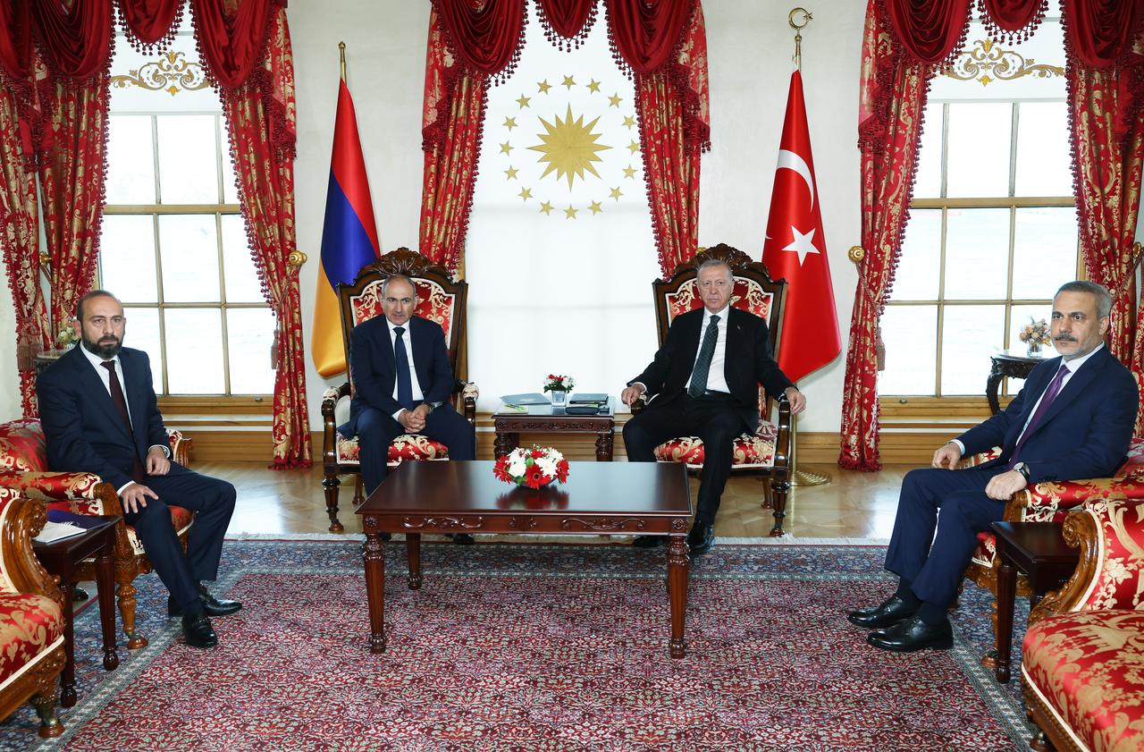 President Recep Tayyip Erdogan (2nd R) receives Armanian Prime Minister Nikol Pashinyan at Dolmabahce Presidential Office in Istanbul, Türkiye on June 20, 2025. (Turkish Presidency / AA Photo)