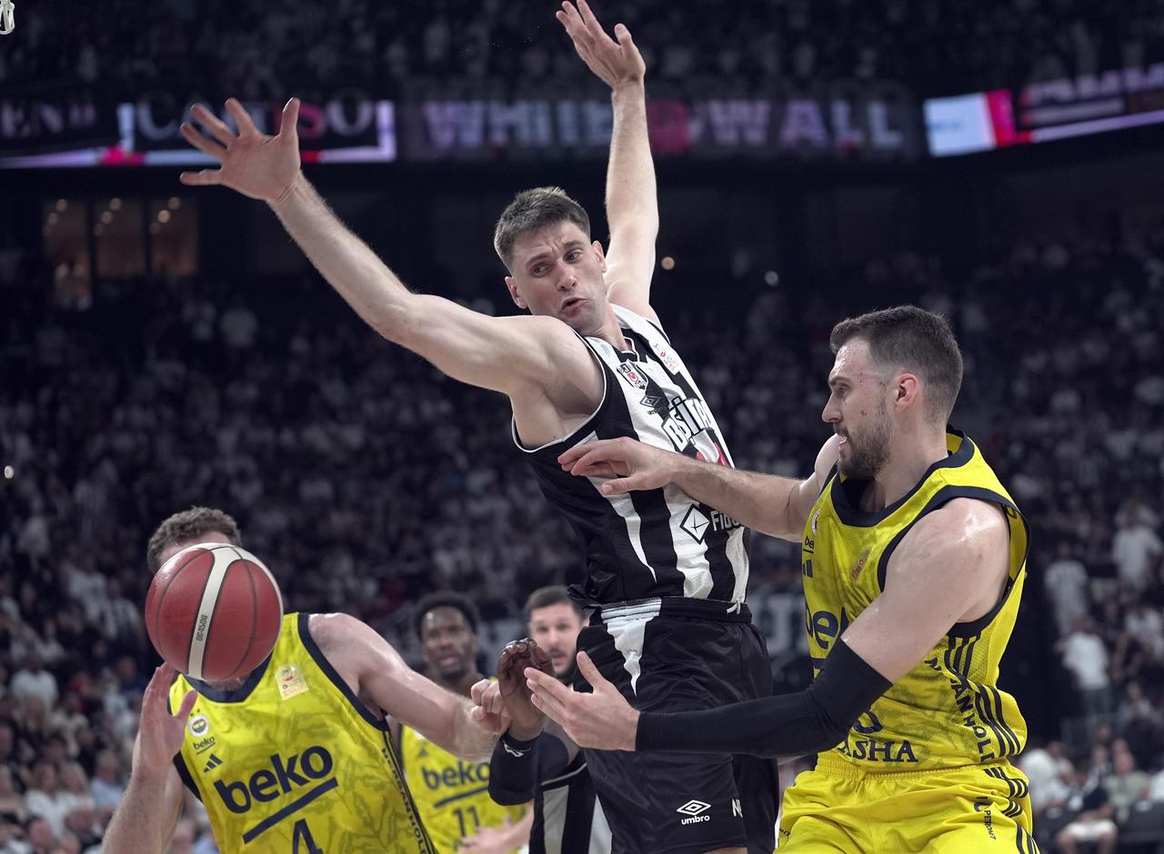 Dustin Sleva (center) of Besiktas Fibabanka and Marko Guduric (23) of Fenerbahce Beko in action during Türkiye Sigorta Basketball Super League playoff finals clash in Istabul, Türkiye on June 21, 2025. (AA Photo)