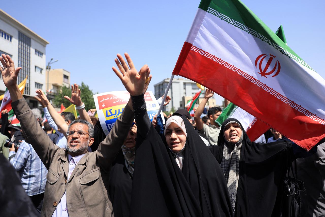 Iranians wave the national flag and chant slogans during an anti-Israeli rally in Tehran on June 20, 2025. (AFP Photo)
