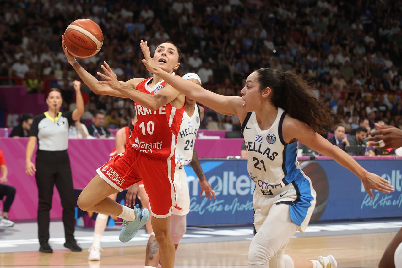 Alperi Onar (10) of Türkiye in action against Eleanna Christinaki (21) of Greece during the 2025 FIBA Women’s EuroBasket Group A match against Greece at Peace and Friendship Stadium in Piraeus, Greece, on June 21, 2025. (AA Photo)