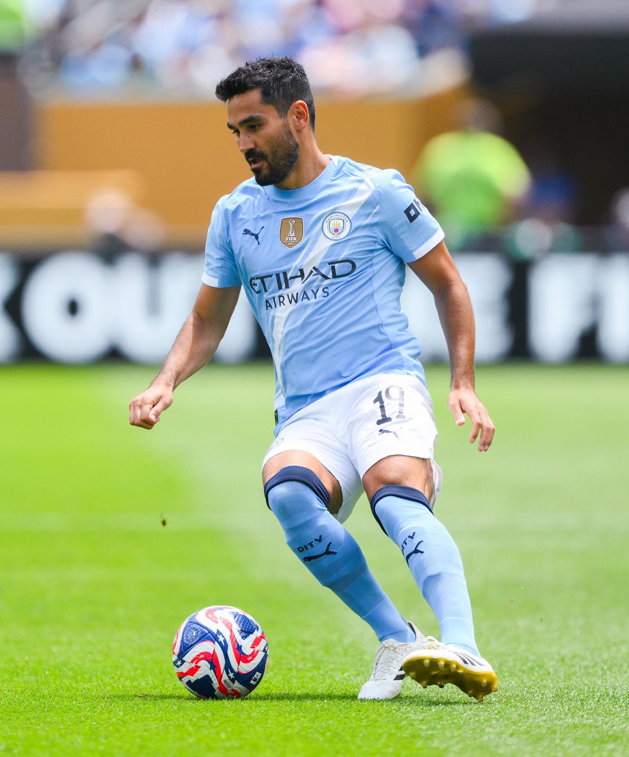 PHILADELPHIA, PENNSYLVANIA - JUNE 18: Ilkay Guendogan of Manchester City runs with the ball during the FIFA Club World Cup 2025 group G match between Manchester City FC and Wydad AC at Lincoln Financial Field on June 18, 2025 in Philadelphia, Pennsylvania.   David Ramos/Getty Images/AFP (Photo by David Ramos / GETTY IMAGES NORTH AMERICA / Getty Images via AFP)