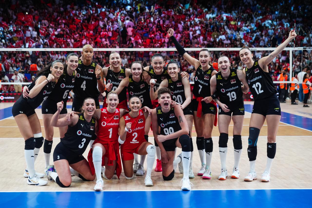 Players of Turkiye celebrate victory at the end of the FIVB Womens Nations League (VNL) 2nd week volleyball match between South Korea and Turkiye at Sinan Erdem Dome in Istanbul, Turkiye on June 21, 2025. (AA Photo)