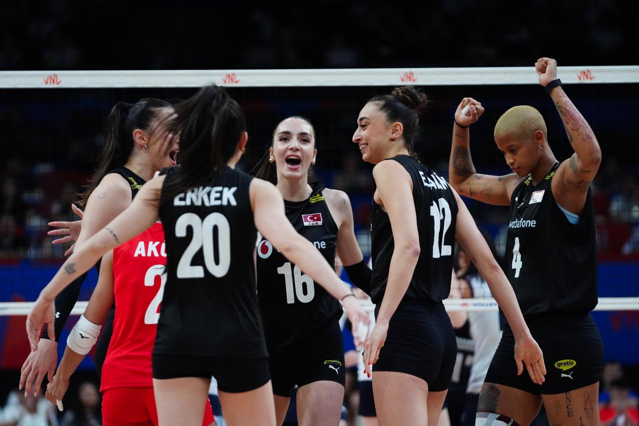 Players of Turkiye celebrate a point during the FIVB Womens Nations League (VNL) 2nd week volleyball match between South Korea and Turkiye at Sinan Erdem Dome in Istanbul, Turkiye on June 21, 2025. (AA Photo)