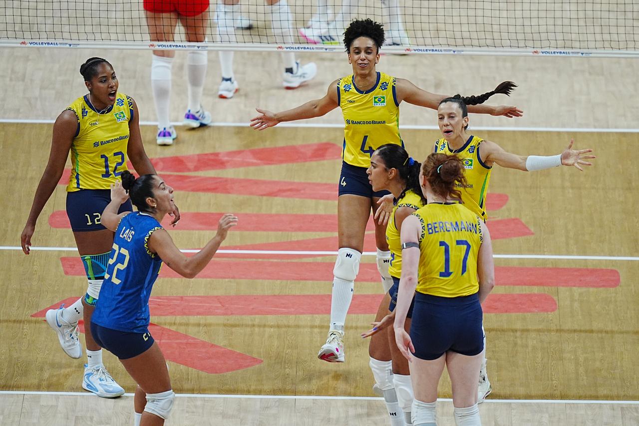 Players of Brazil celebrate after a score during FIVB Womens Volleyball Nations League (VNL) 2nd week volleyball match between Turkiye and Brazil at Sinan Erdem Sports Hall in Istanbul, Turkiye on June 22, 2025. (AA Photo)