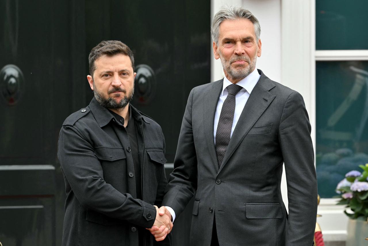 Netherlands outgoing Prime Minister Dick Schoof (R) shakes hand with Ukraines President Volodymyr Zelensky (L) upon his arrival at the Catshuis official residence before for a bilateral meeting on the sidelines of the two-day NATOs Heads of State and Government summit in The Hague on June 24, 2025. (AFP Photo)
