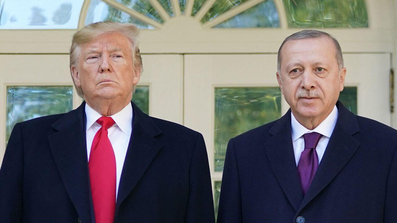US President Donald Trump greets President Recep Tayyip Erdogan(L) upon arrival outside the White House in Washington, DC on November 13, 2019. (AFP Photo)