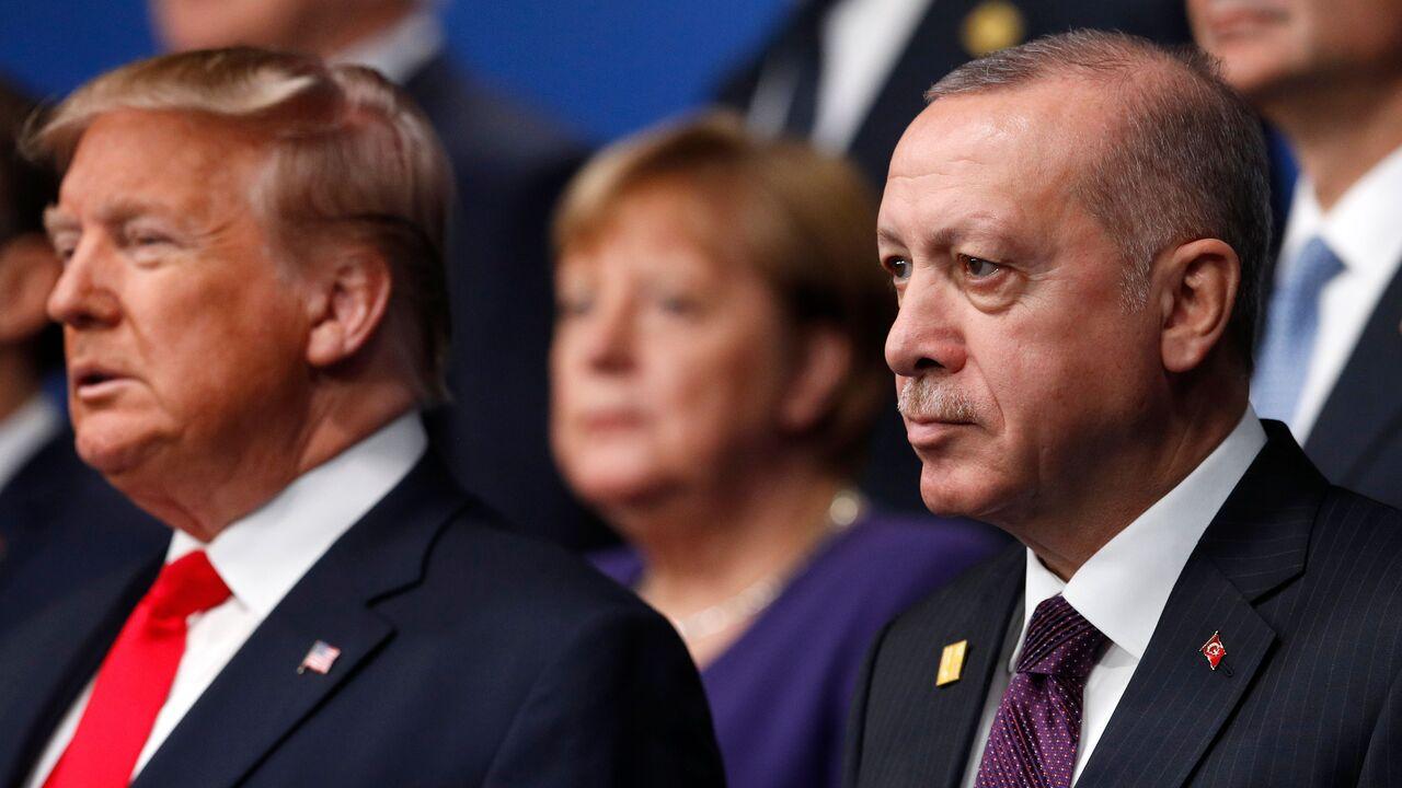 US President Donald Trump (L) and President Recep Tayyip Erdogan (R) pose for the family photo at the NATO summit at the Grove hotel in Watford, northeast of London on December 4, 2019. (AFP Photo)