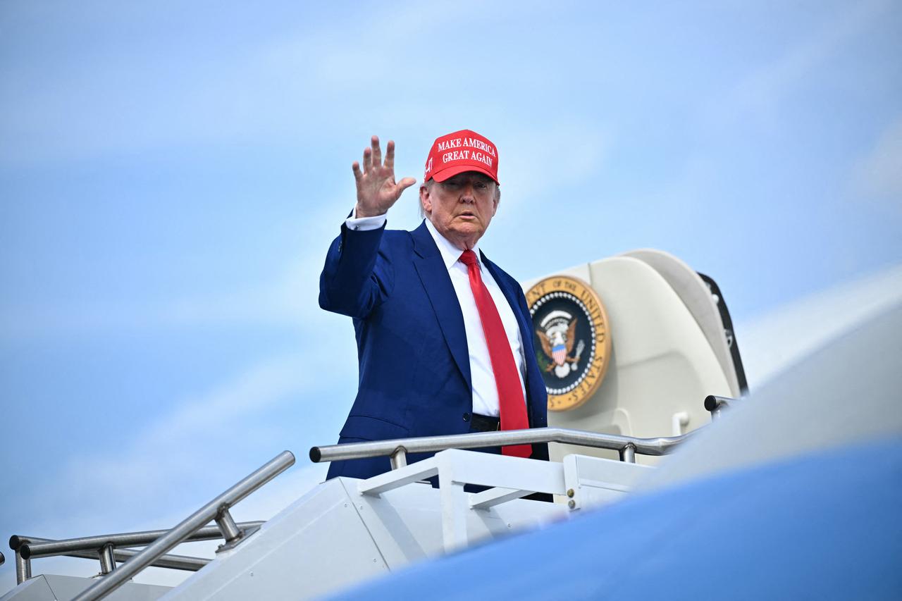 US President Donald Trump waves as he boards Air Force One at Morristown Municipal Airport in Morristown, New Jersey, on June 21, 2025. (AFP Photo)