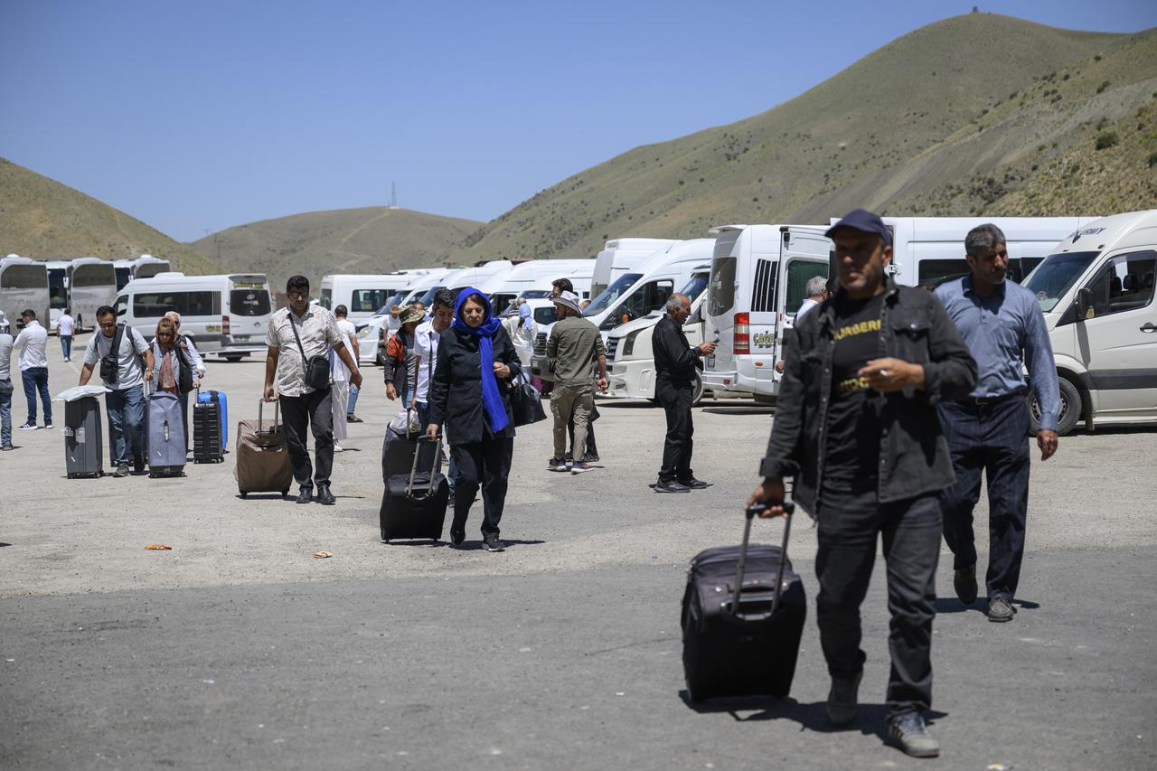 Iranians arrive in Türkiye via the Razi-Kapikoy border crossing, north-eastern Türkiye, on June 19, 2025. (AFP Photo)