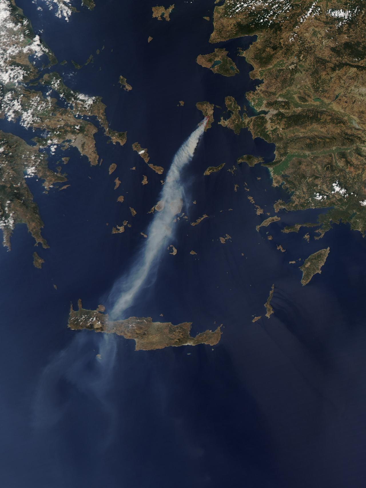 In mid-August 2012, a massive wildfire erupted on the Greek island of Chios, producing thick smoke that drifted southward toward Crete. This natural-color image, captured by NASA’s Aqua satellite on August 18 using the MODIS sensor, shows the fire’s extent, with red outlines marking active blaze zones. (Mapping via NASA)