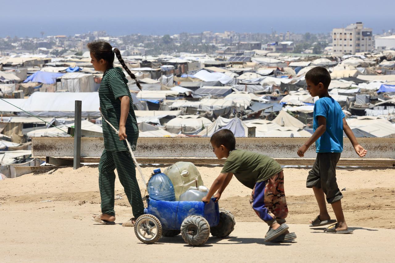 Palestinians transport water in Rafas al-Mawasi area in the southern Gaza Strip on June 22, 2025. (AFP Photo)