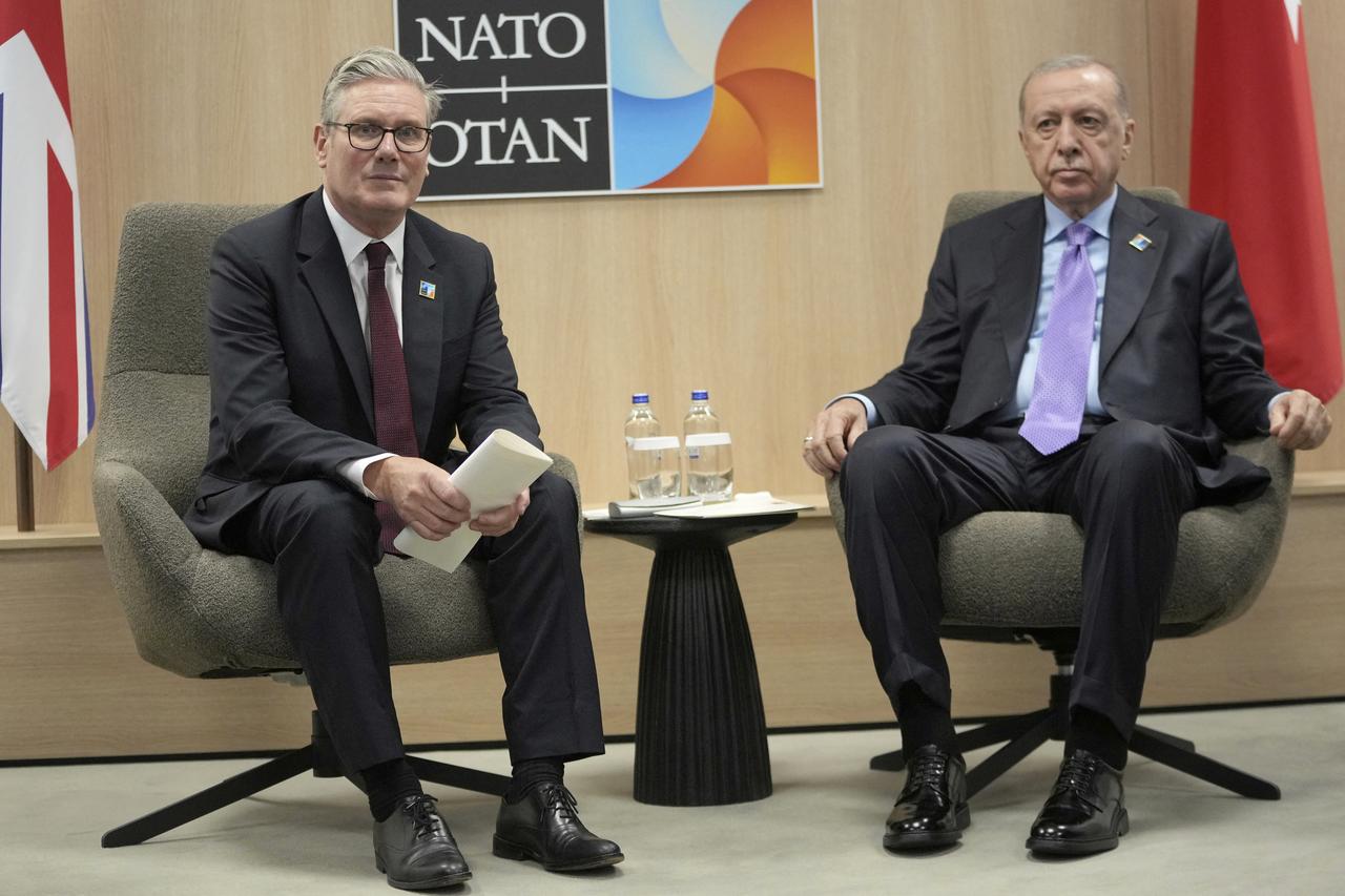 Britain's Prime Minister Keir Starmer (L) meets with President Recep Tayyip Erdogan on the sideline of the North Atlantic Treaty Organization (NATO) summit in The Hague, on June 25, 2025. (AFP Photo)