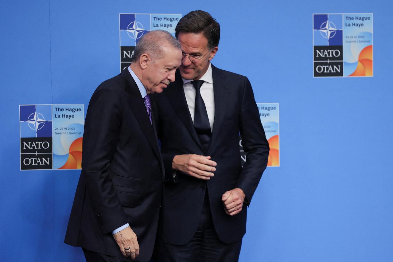 President Tayyip Erdogan (L) is welcomed by NATO Secretary-General Mark Rutte at the start of a plenary session of NATO leaders' summit in The Hague, June 25, 2025. (AFP Photo)