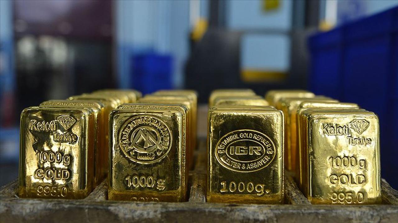 Gold bars produced by Istanbul Gold Refinery (IGR) and Kaloti Türkiye, each weighing 1,000 grams, are lined up for inspection at a bank in Türkiye, accessed on June 26, 2025. (AA Photo)