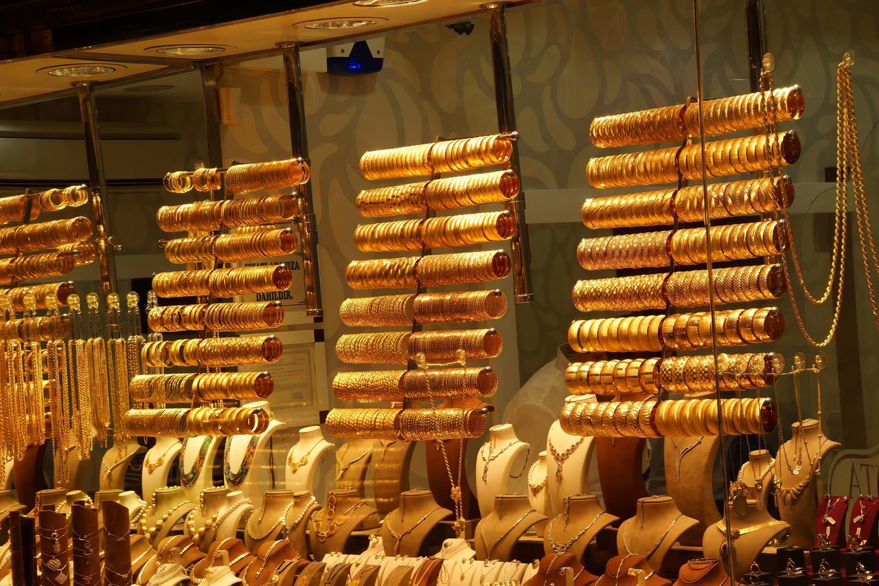 Gold bracelets on display at a jewelry store in Türkiye, accessed on June 26, 2025. (Adobe Stock Photo)