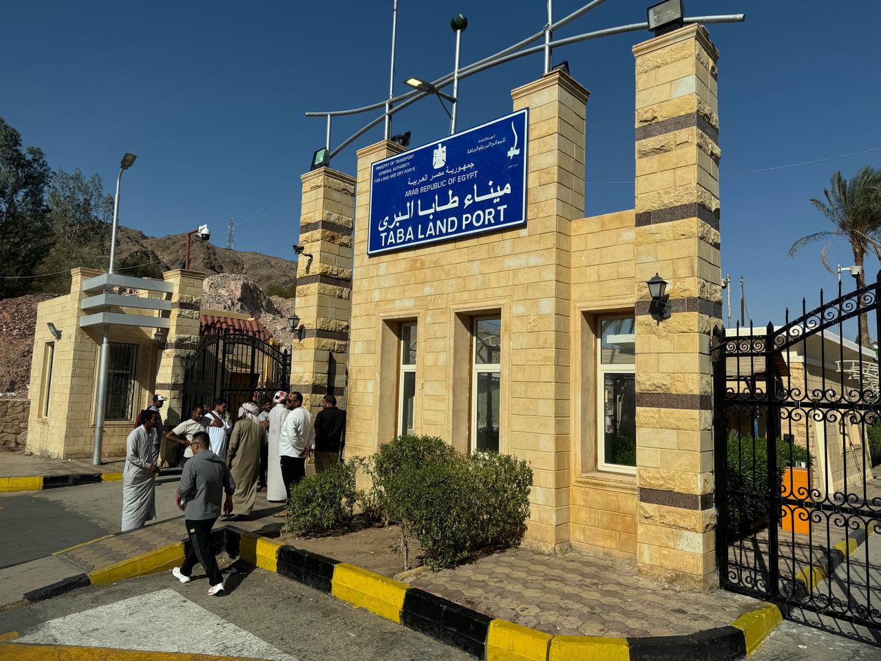 Israelis and foreign nationals cross to the Egyptian side due to the ongoing clashes between Israel and Iran, using the Taba Border Gate on the Israel-Egypt border on June 19, 2025(AA).