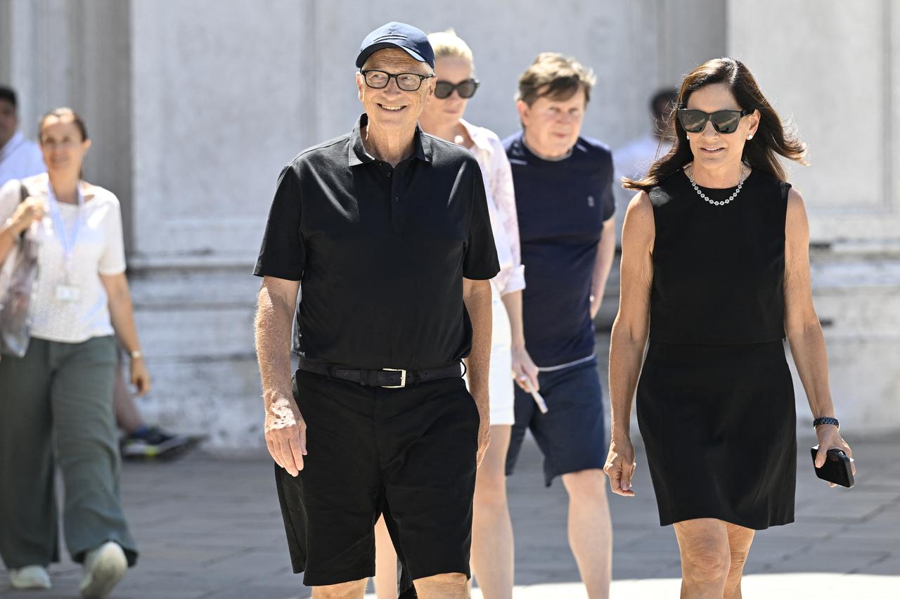 US tech entrepreneur Bill Gates and partner Paula Hurd leave after a visit at the Gallerie dell'Accademia di Venezia, ahead of US Amazon founder Jeff Bezos' wedding with Lauren Sanchez, Venice, Italy, on June 27, 2025. (AFP Photo)