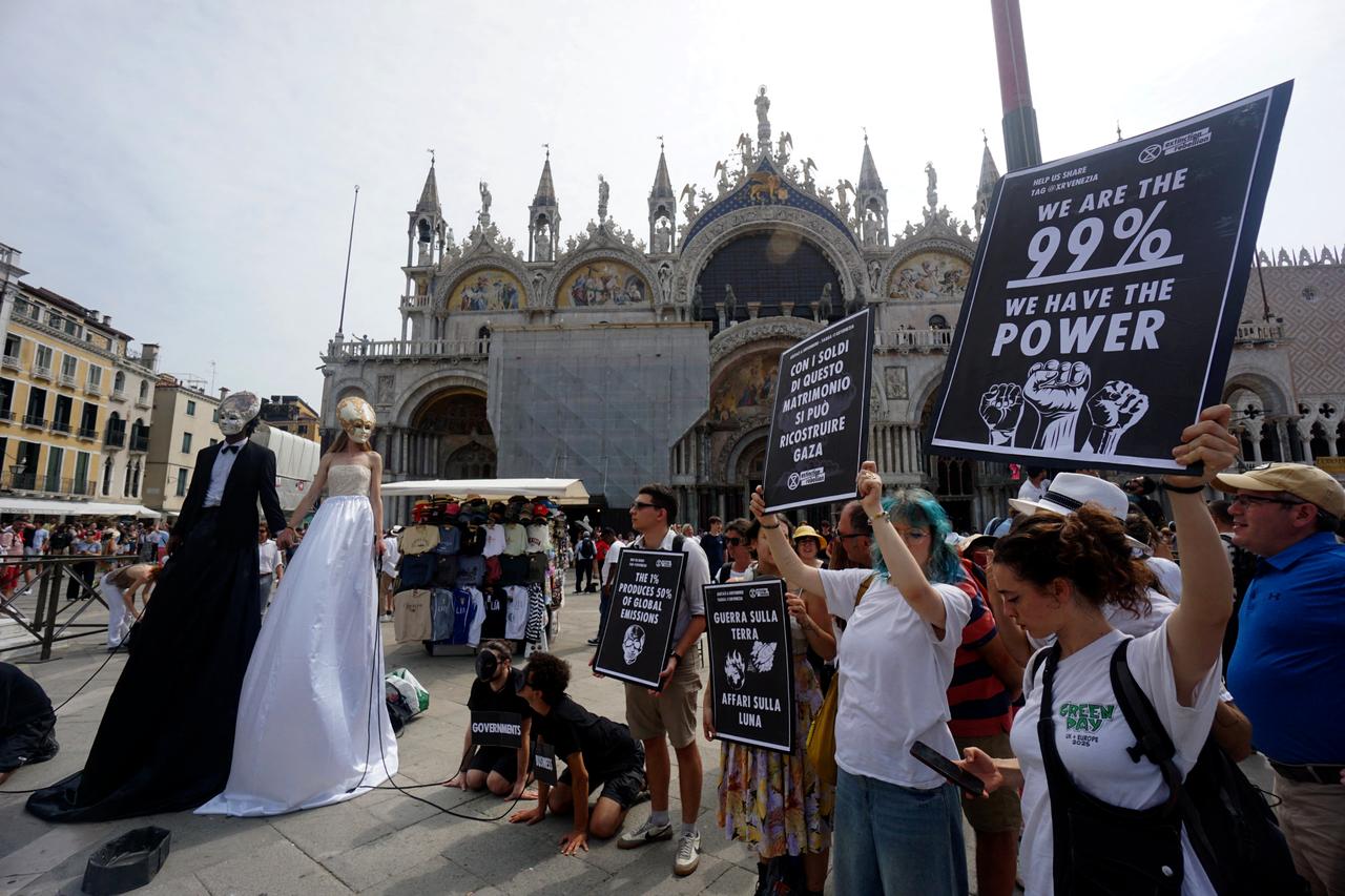 Activists from the  Extinction Rebellion  group stage  a protest against over-tourism and Amazon founder Jeff Bezos wedding at St Mark square in Venice, Italy, on June 26, 2025. (AFP Photo)