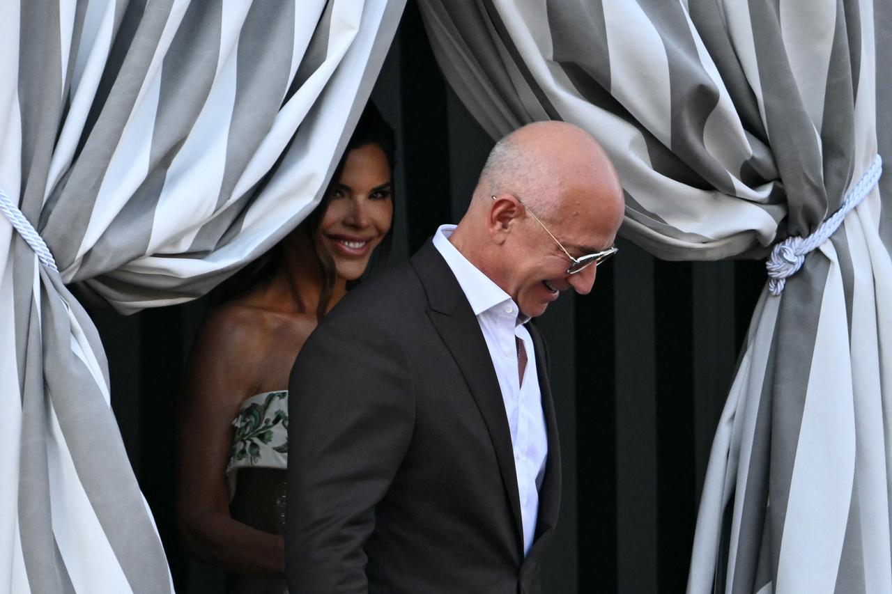 Amazon founder Jeff Bezos and Lauren Sanchez get on a taxi boat at the Aman Hotel in Venice, Italy, on June 26, 2026. (AFP Photo)