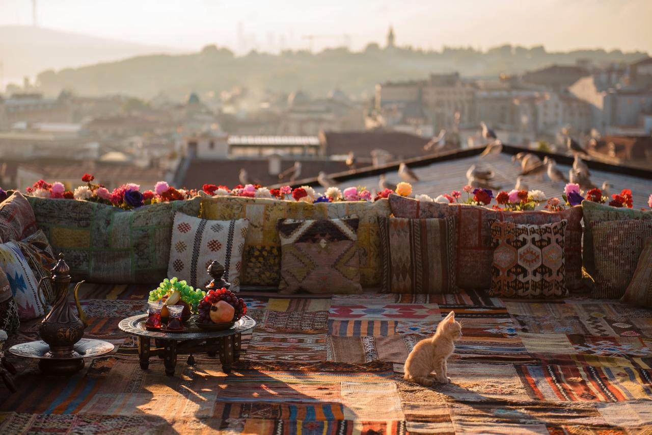 A rooftop terrace in Istanbul offering scenic views and traditional refreshments, Türkiye, accessed on Jun. 27, 2025. (Adobe Stock)
