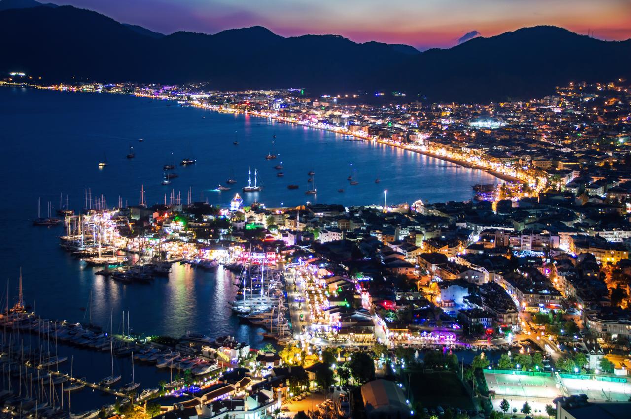 Tourists gather along the Marmaris coastline as temperatures remain high well into the evening during summer, Mugla, Türkiye, accessed on Jun. 28, 2025. (Adobe Stock)