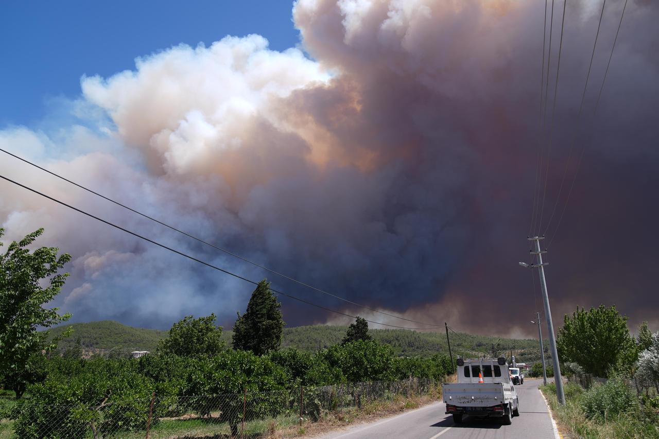 Smoke blankets the sky after the fire broke out in the forest areas in the Menderes and Seferihisar districts of Izmir, Türkiye on June 29, 2025. (AA Photo)