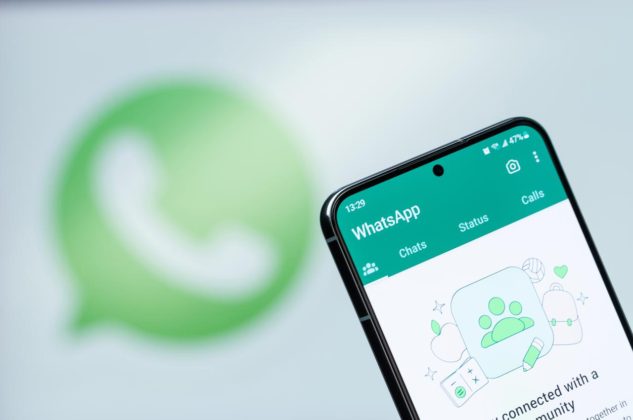 User selecting a chat on WhatsApp on a smartphone screen, accessed on June 29, 2025. (Adobe Stock Photo)