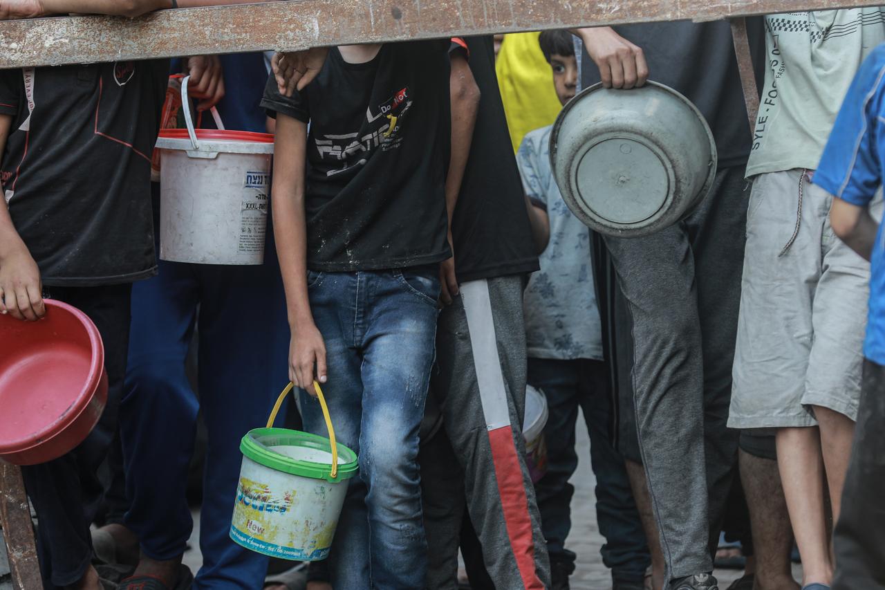 The food distribution take place in the Sheikh Radwan neighborhood in Gaza, where a large crowd gathered on June 29, 2025. (AA Photo)