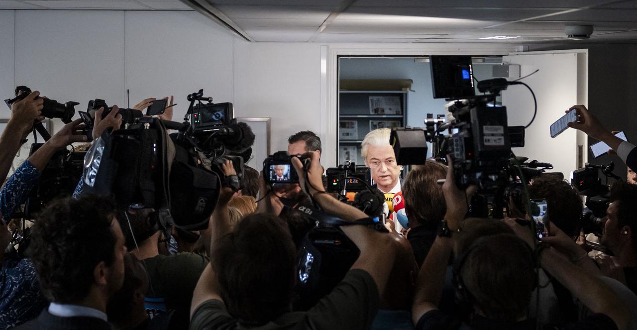 Dutch radical right party PVV leader Geert Wilders (C,R) addresses the media as he leaves the weekly coalition talks in the Lower House in The Hague, on June 3, 2025. Far-right Dutch leader Geert Wilders withdrew his party from the government Tuesday in a row over immigration, bringing down a shaky coalition and likely ushering in snap elections. (Photo by Remko de Waal / ANP / AFP) / Netherlands OUT / NETHERLANDS OUT / NETHERLANDS OUT