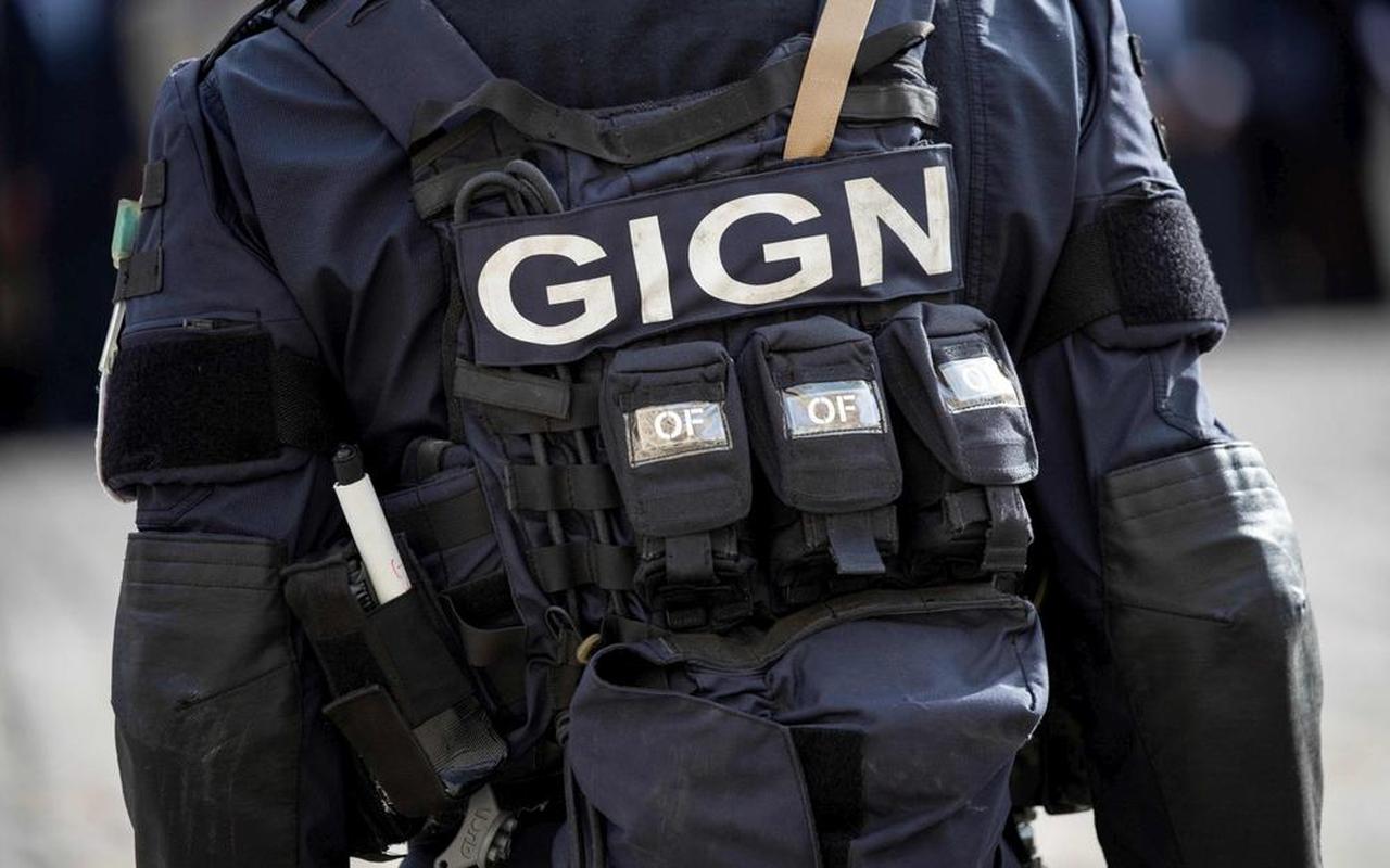 This picture taken on October 15, 2019 at the Hotel des Invalides in Paris, shows a detail of the equipment of a member of French National Gendarmerie Intervention Group (GIGN) during a farewell ceremony for Gendarmerie nationals retiring director. (Photo by Thomas SAMSON / AFP) FRANCE-POLITICS-DEFENCE-GENDARMERIE FRANCE-POLITICS-DEFENCE-GENDARMERIE