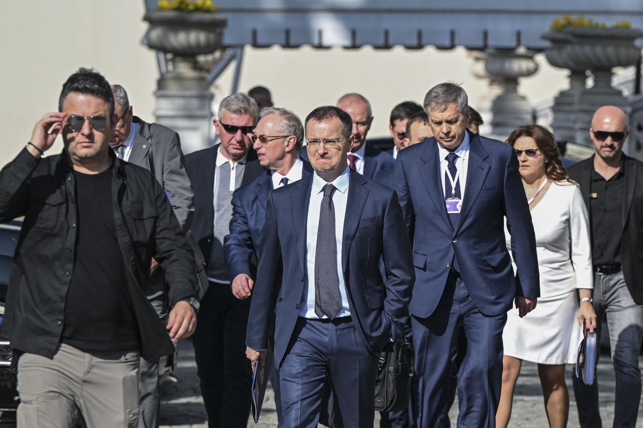 Rusya Cumhurbaşkanı Vladimir Medinsky (2. L), 2 Haziran 2025'te İstanbul, Türkiye'de Rusya-Ukraine barış görüşmelerinin 2. turundan sonra bir açıklama yapmak için Ciragan Sarayı'ndaki basın alanına gelir. (AA Photo)