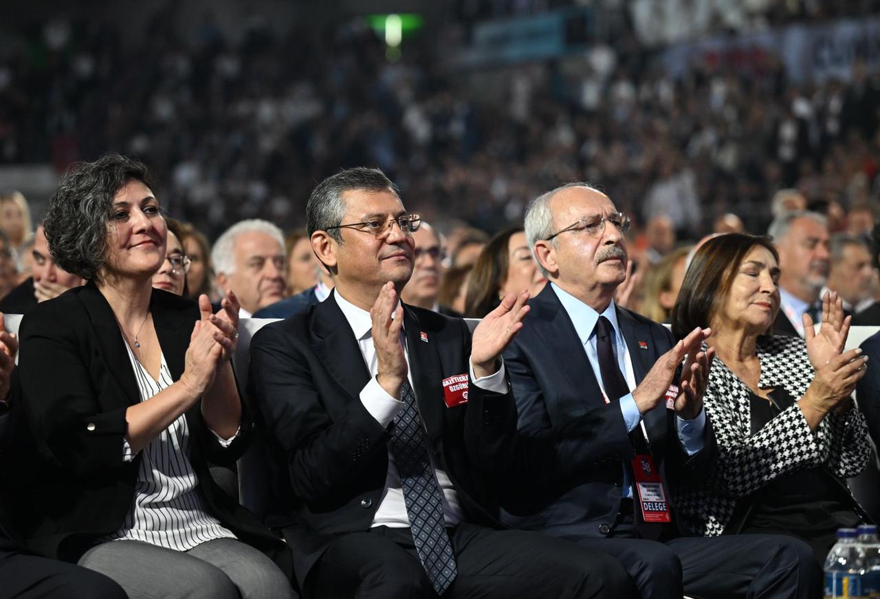 ANKARA, TURKIYE - NOVEMBER 04: Chairman of the Republican Peoples Party (CHP) Kemal Kilicdaroglu (2nd R) and CHP candidate for chairman, Ozgur Ozel (2nd L) attend the 38th Ordinary Congress of Republican Peoples Party at the Ankara Sports Hall in Ankara, Turkiye on November 04, 2023. ( Mustafa Çiftçi - Anadolu Agency )